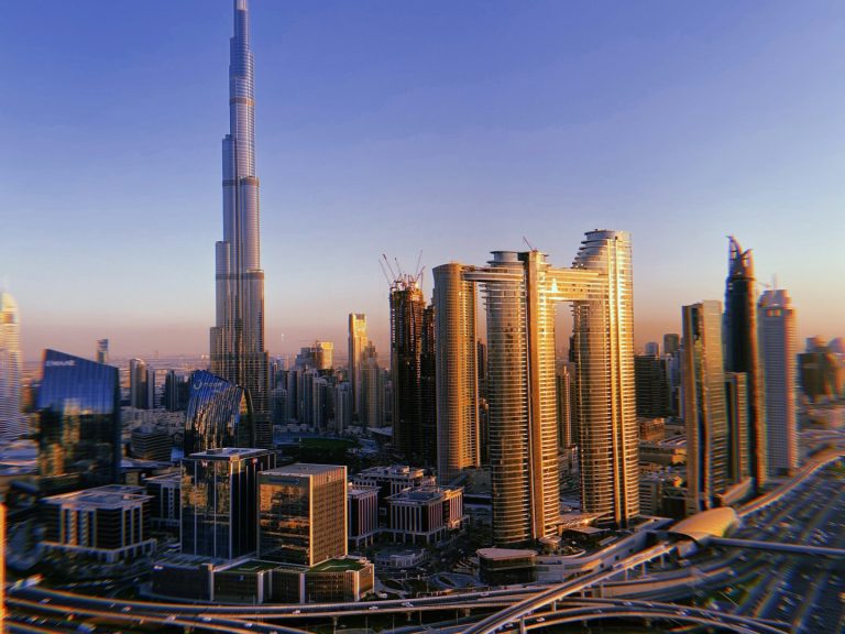 Die Skyline von Dubai bei Sonnenuntergang mit dem Burj Khalifa im Vordergrund.